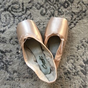 Never sewn Capezio pointe shoes, shank cut